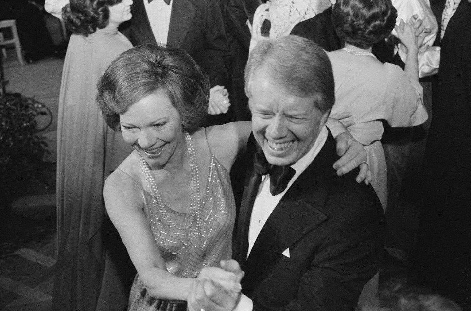1978年12月13日，时任美国总统卡特和第一夫人罗莎琳在华盛顿举行的白宫国会舞会上跳舞。（图取自国会图书馆/路透社档案照）