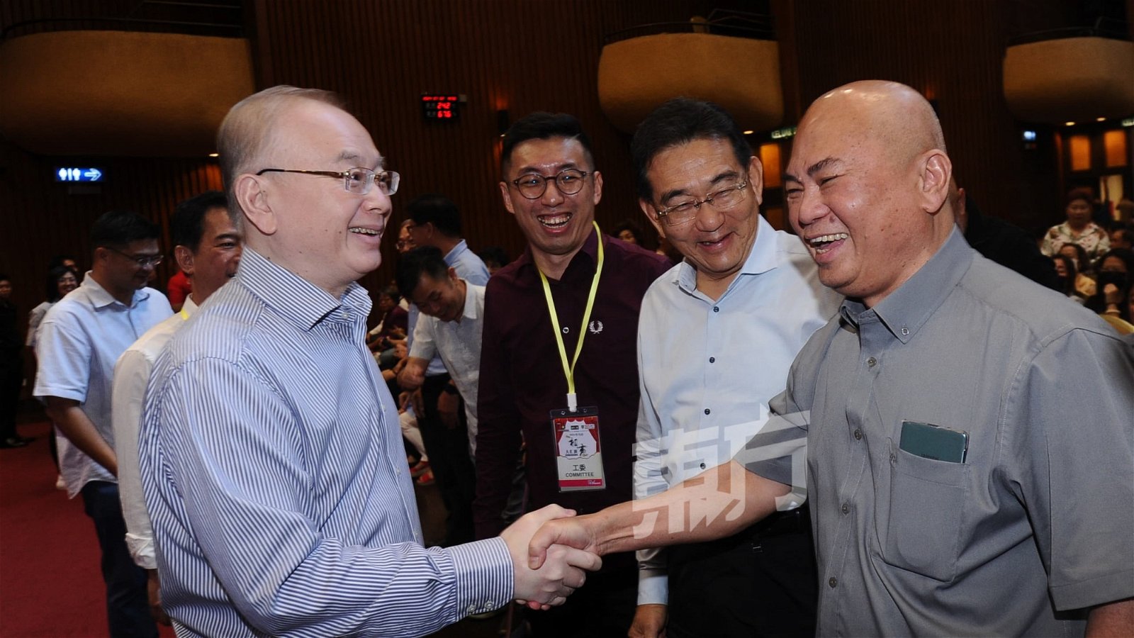 在“2024年马台相声大汇演”上，魏家祥与前民主行动党中委刘天球握手。