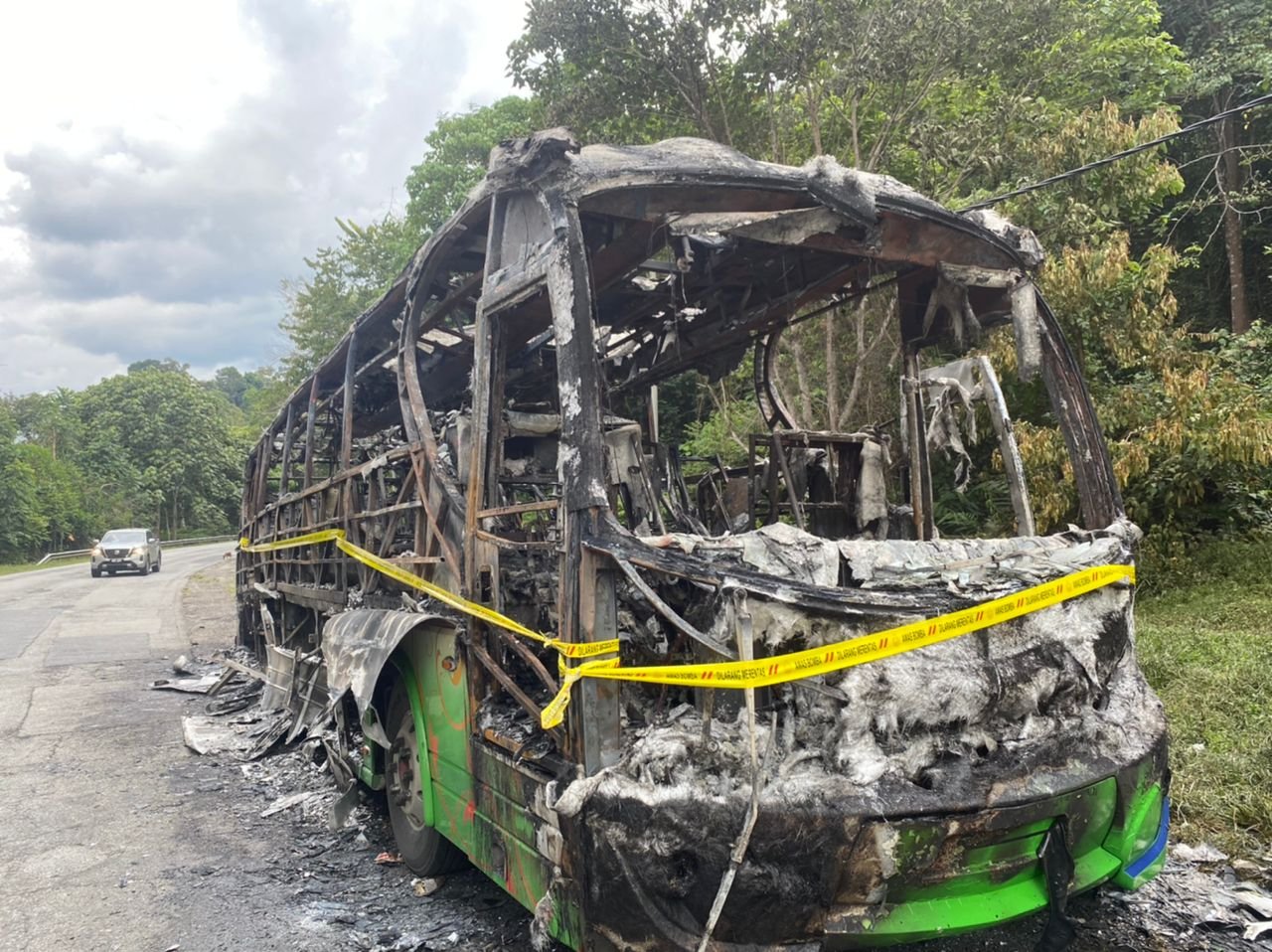 该辆长途巴士遭焚毁80%,而起火原因仍在调查中。（照片由霹雳消拯局提供）