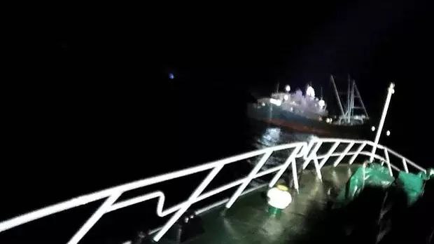 漁船因操作不慎触礁割破船底，26人遇险