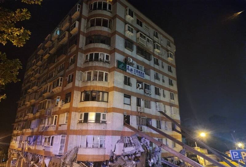 花莲县周二凌晨接连发生地震，在4月3日花莲强震中已被贴红单的统帅大楼出现倾斜，所幸大楼已无人居住且无人受困。（图取自中央社）