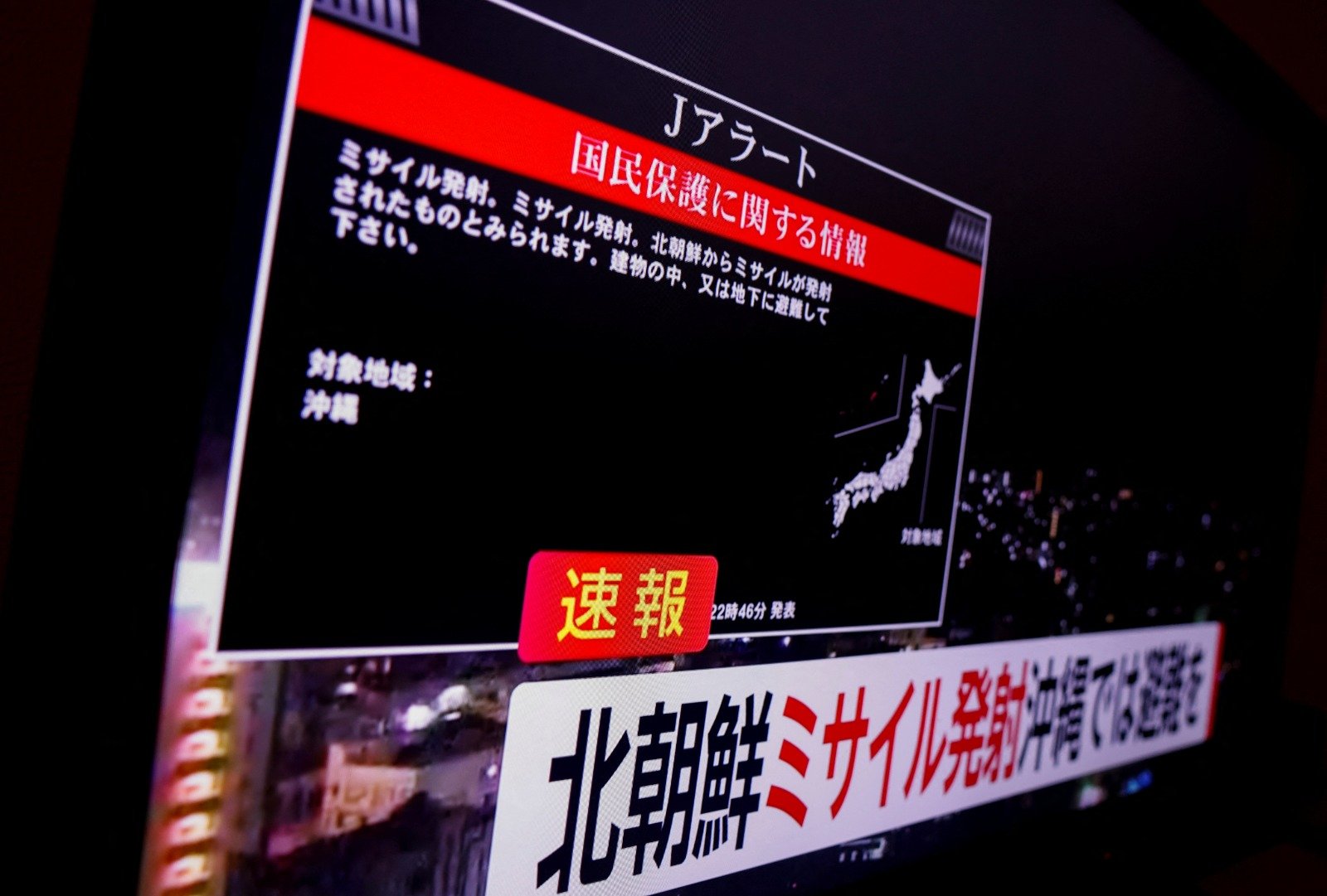 朝鲜发射卫星后，日本全国瞬时警报系统随即发出警报，呼吁冲绳县居民在室内躲避。（图取自路透社）