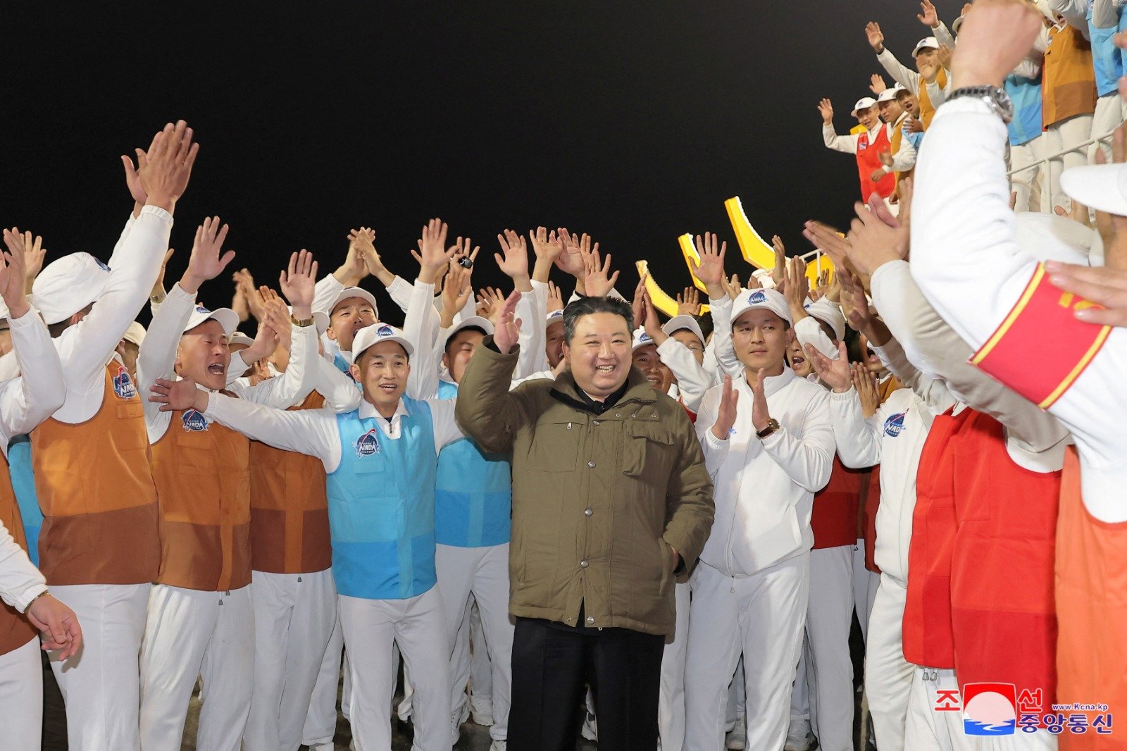 朝鲜最高领导人金正恩向参与发射准备工作的官员、科学家和技术人员表示祝贺。（图取自朝中社/路透社）