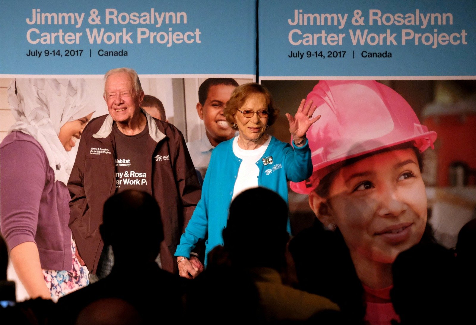 2017年7月14日，美国前总统卡特和妻子罗莎琳在加拿大曼尼托巴省温尼伯市，出席加拿大人权博物馆举行仁人家园（Habitat for Humanity）计划闭幕式。（图取自路透社档案照）