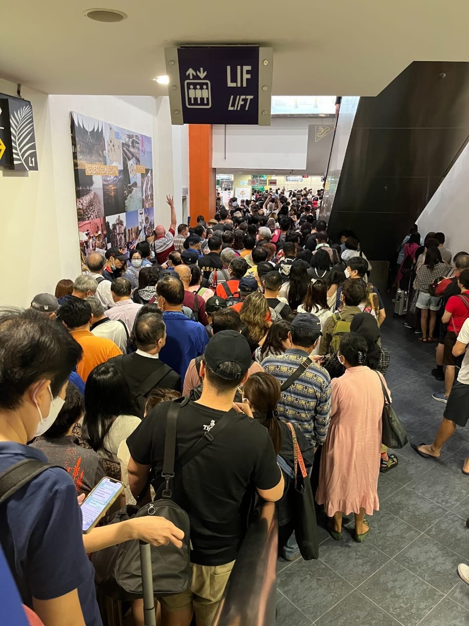 槟城国际机场入境处周六发生大拥堵，现场犹如挤沙丁鱼般。
