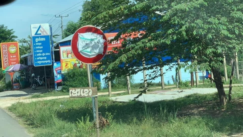 柬埔寨某路段“限速牌”被遮挡，网友：交警又出新招？