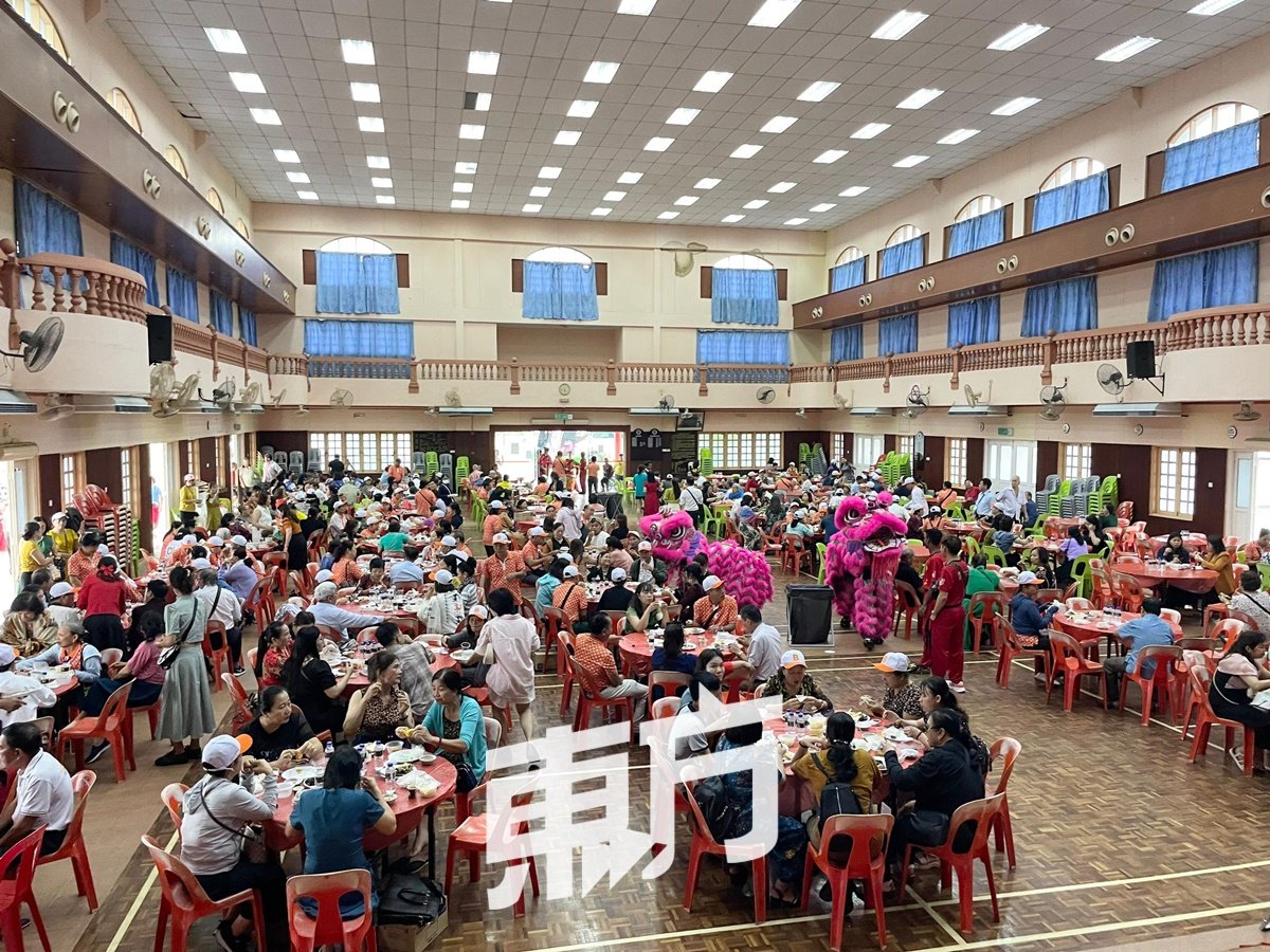 逾700名越南游客挤满礼堂。