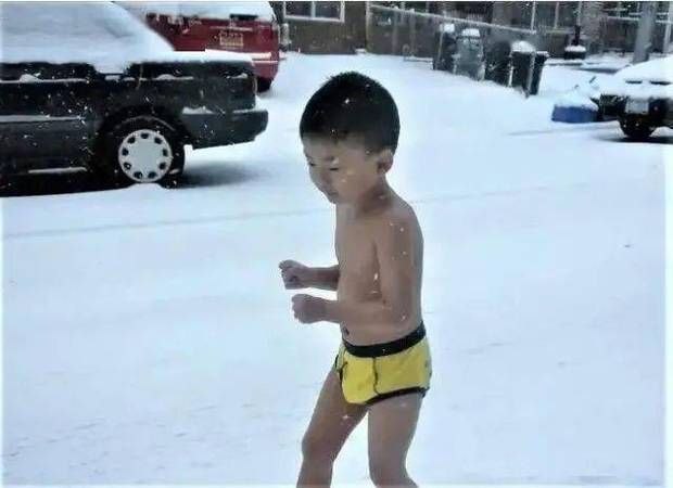 11年前，被父亲逼迫零下13度裸跑的4岁小男孩，现在怎么样了