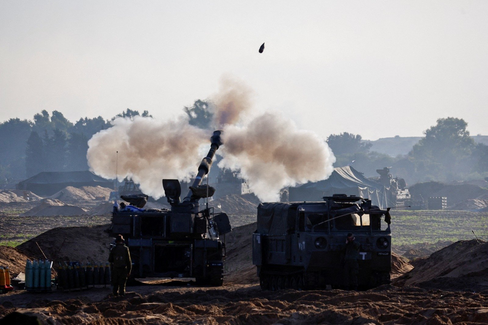 以色列和哈马斯恢复战斗后，以军一支机动炮兵部队上周六（2日）向加沙地带方向开火。（图取自路透社）