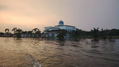 巴生半小时豪雨道路淹水　卫星市武吉拉惹一片泽国