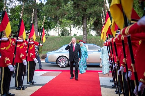 国家元首苏丹依布拉欣陛下与元首后拉惹查丽苏菲雅启程至新加坡展开国事访问。（柔佛王室媒体办公室提供）