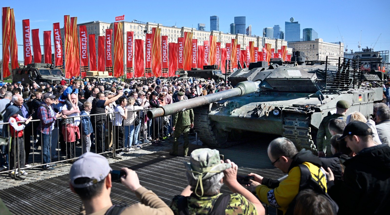俄军展出的德国豹2A6坦克也是参观民众热衷拍照的“战利品”之一。（图取自法新社）