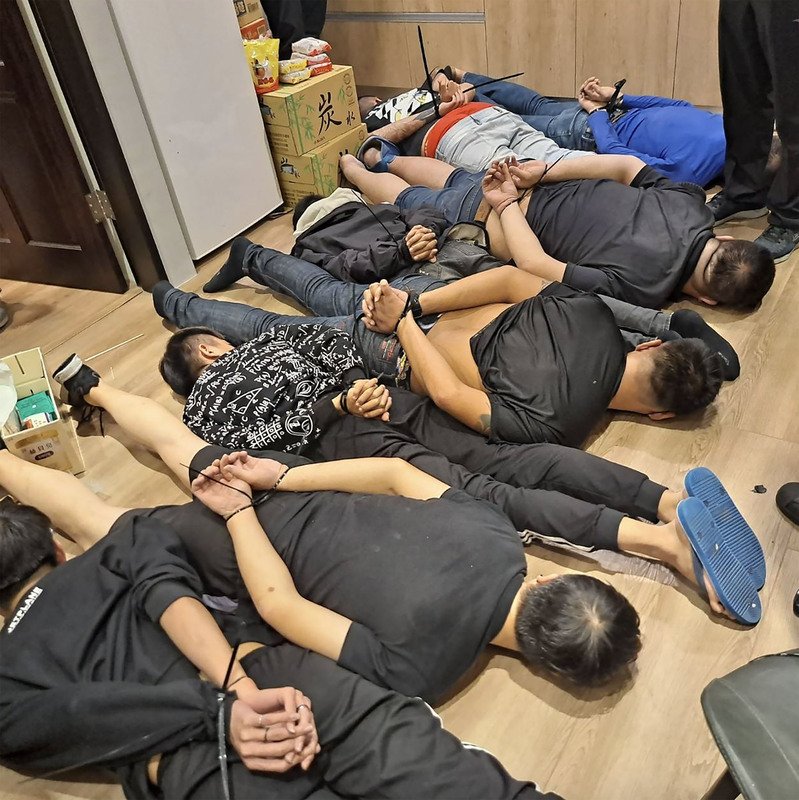 警方在桃园市中坜区一处社区大楼救出受害者，并逮获8名犯嫌。（中央社翻摄照片）