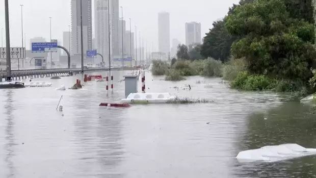 阿联酋遭遇暴雨迪拜交通一度中断