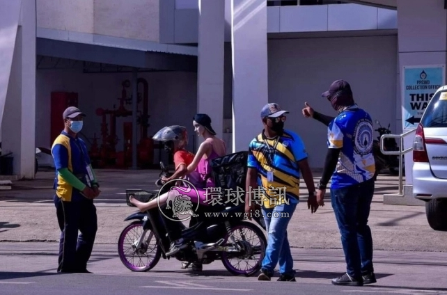 菲律宾公主港市一骑手因后座“女模”未戴头盔被拦！