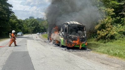 长途巴士突然著火　44学生及时逃生无伤亡