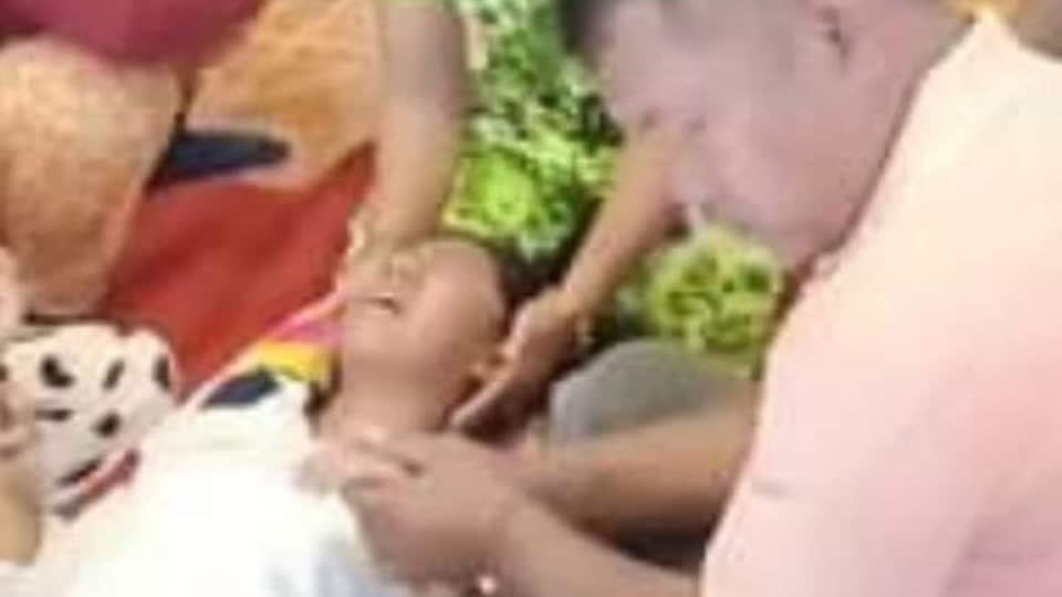 柬埔寨一中学10名学生集体昏倒送医急救，当局：正调查！