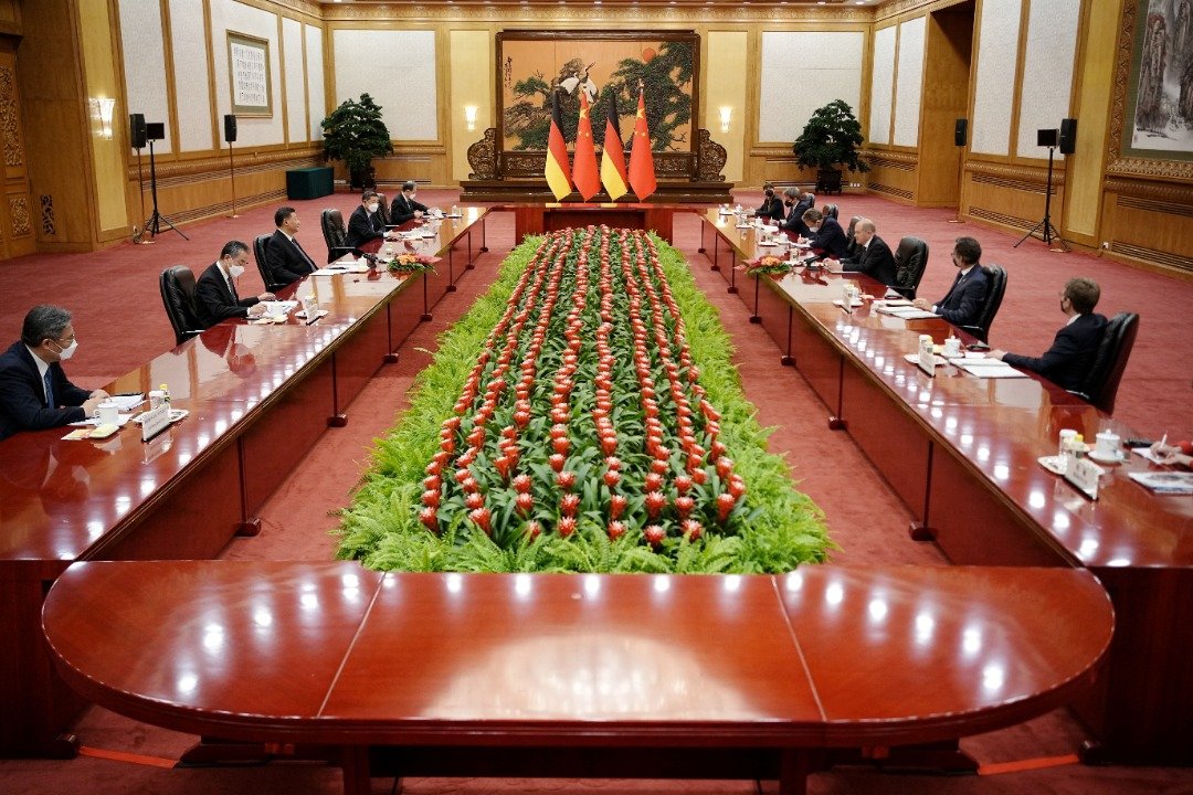 肖尔茨和代表团周五抵达北京不久后，在北京人民大会堂与习近平以及官员进行会谈。（图取自路透社）
