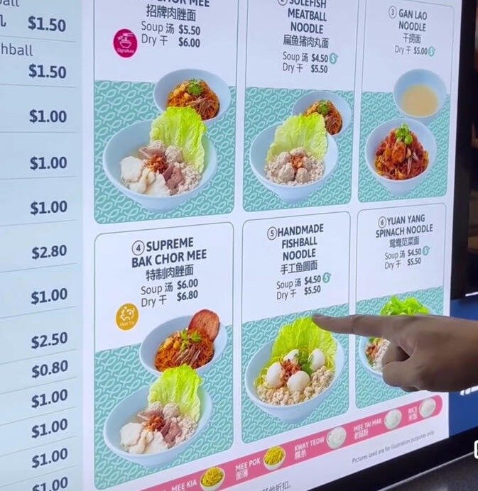 摊位外的菜单显示，汤和干的差价介于5角至1新元。（取自面子书）