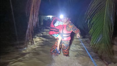 豪雨袭霹州多区水灾　消拯员激流中勇救小孩老人