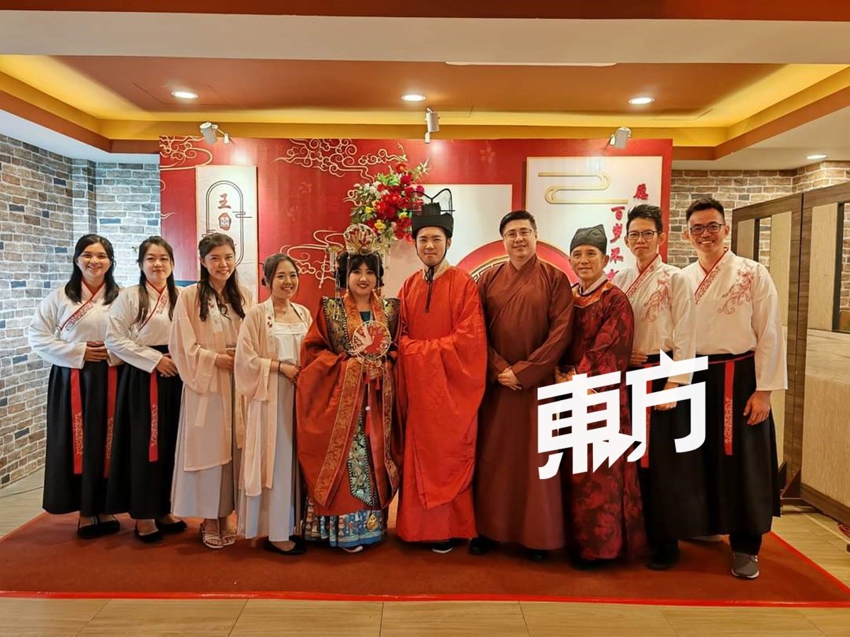 龙丽茔与王世昌（左5起）与全体汉式证婚礼操办队合照。