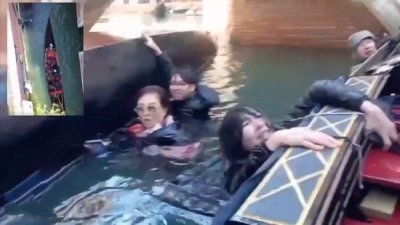 不听船夫劝告乱动拍照　中国游客威尼斯翻船落水