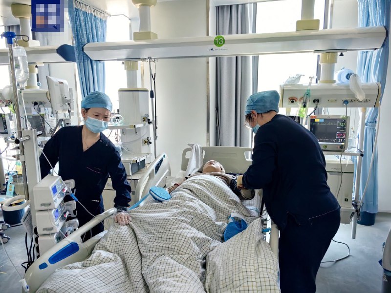 杭州东站跳轨旅客在医院初步救治后已转送至重症医学科动态观察