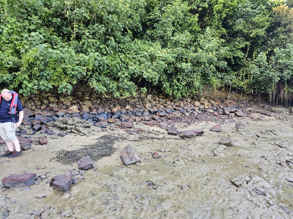 地方政府当局目前已在仄卡玛岛收集了43吨油渍，并将于周一展开油污清理工作。（林添顺提供）