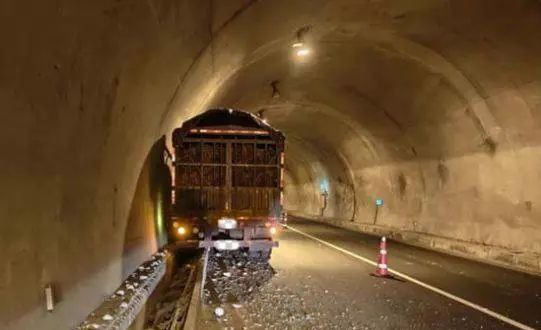 司机疲劳驾驶酿事故冲撞隧道150米
