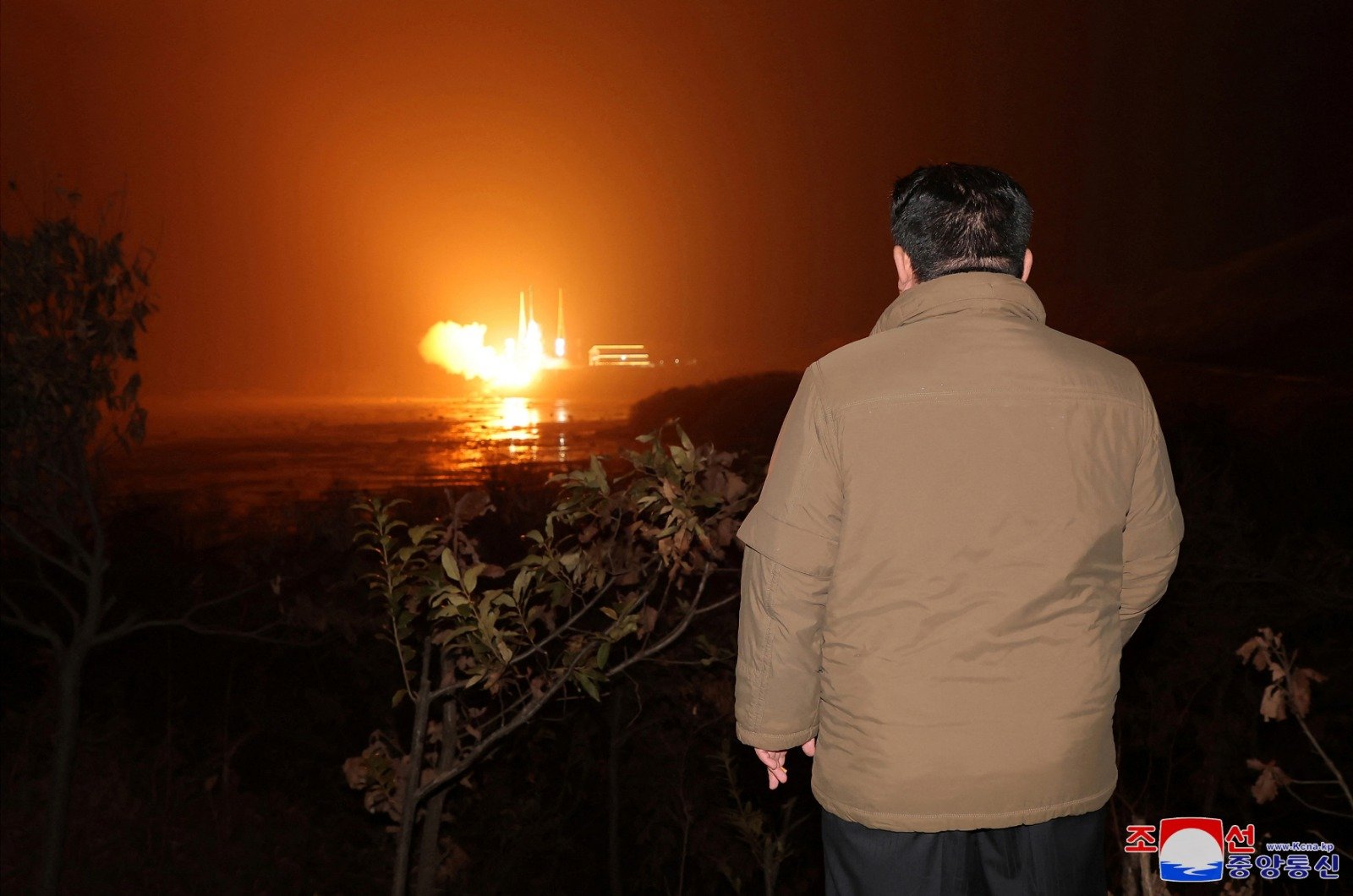 朝鲜最高领导人金正恩观摩了周二晚的卫星试射。（图取自朝中社/路透社）