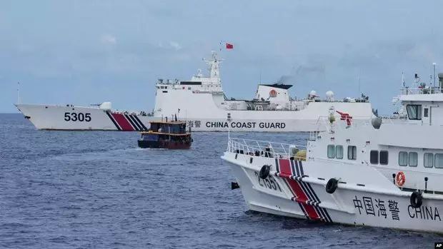 菲律宾出手撞击中国海警船中方零容忍对待