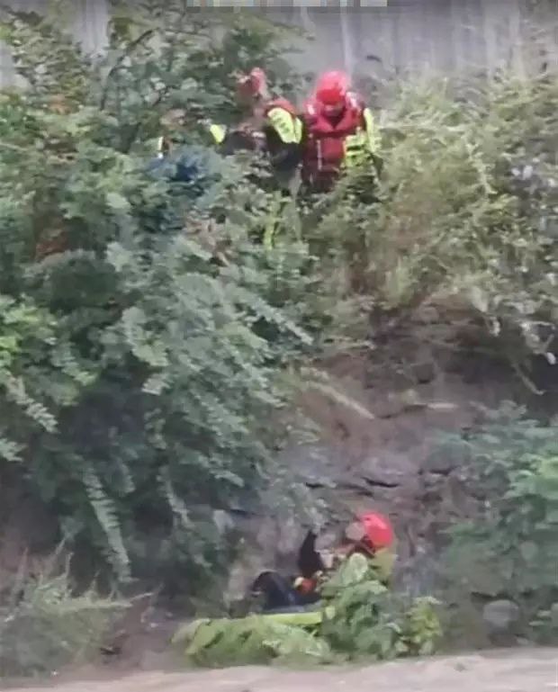 九寨沟一消防员抢险救灾时被洪水冲走