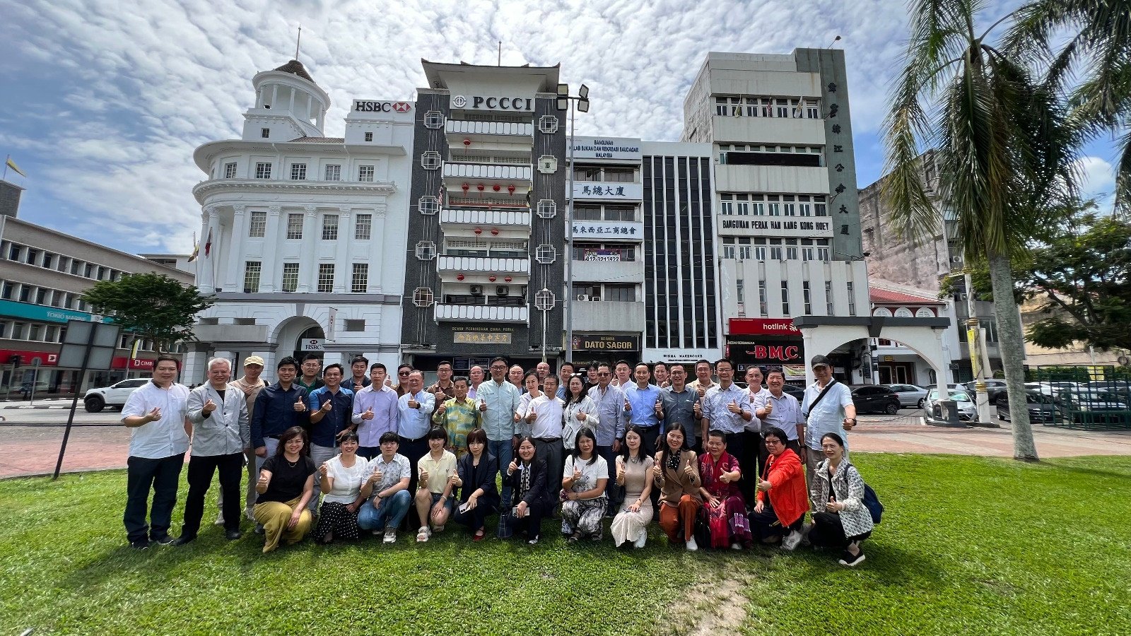 霹中总与中国昆明国际大健康马来西亚访问团，在霹中总大厦前合影；次排左8起是陈新庆及贺今朝。