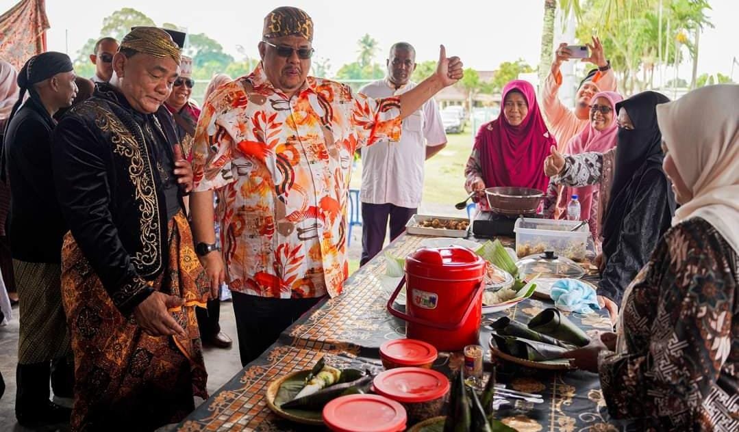 阿都拉勿（左2）对村民所准备的传统爪哇美食表示赞赏。