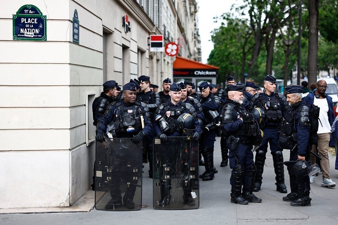 面对大规模的反极右集会，法国共和国保安队的防暴警察，在巴黎民族广场附近戒备。（图取自法新社）