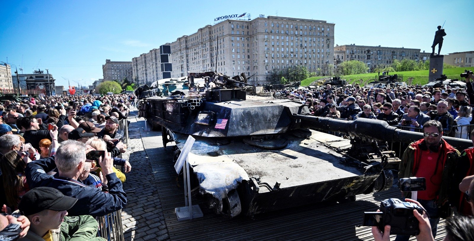 俄军在乌克兰缴获的美国M12A1艾布拉姆斯坦克，成为民众拍照最多的展品之一。（图取自法新社）