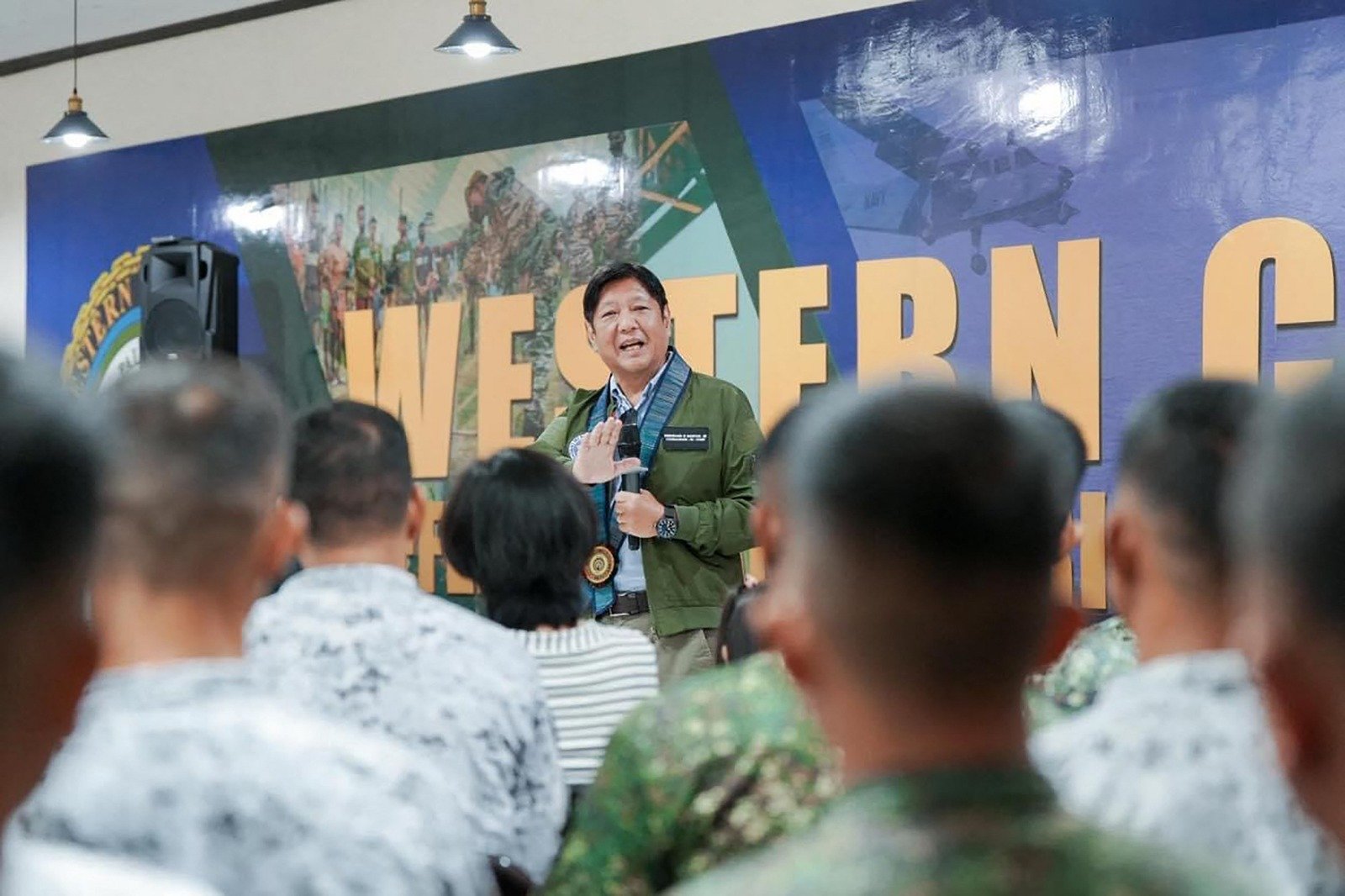 6月23日拍摄与发布的照片，显示菲律宾总统小马科斯在在巴拉望岛公主港的菲律宾南中国海部队总部向部队讲话。他表示，菲律宾海军与中国海警在南中国海发生暴力冲突后，菲律宾“不会被任何人吓倒”。（图取自总统通讯办公室/法新社）