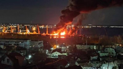 【俄乌开战】克里米亚港口爆炸起火　乌称摧毁俄军登陆舰