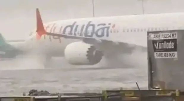 75年罕见暴雨来袭迪拜机场出现飞机泡水里画面