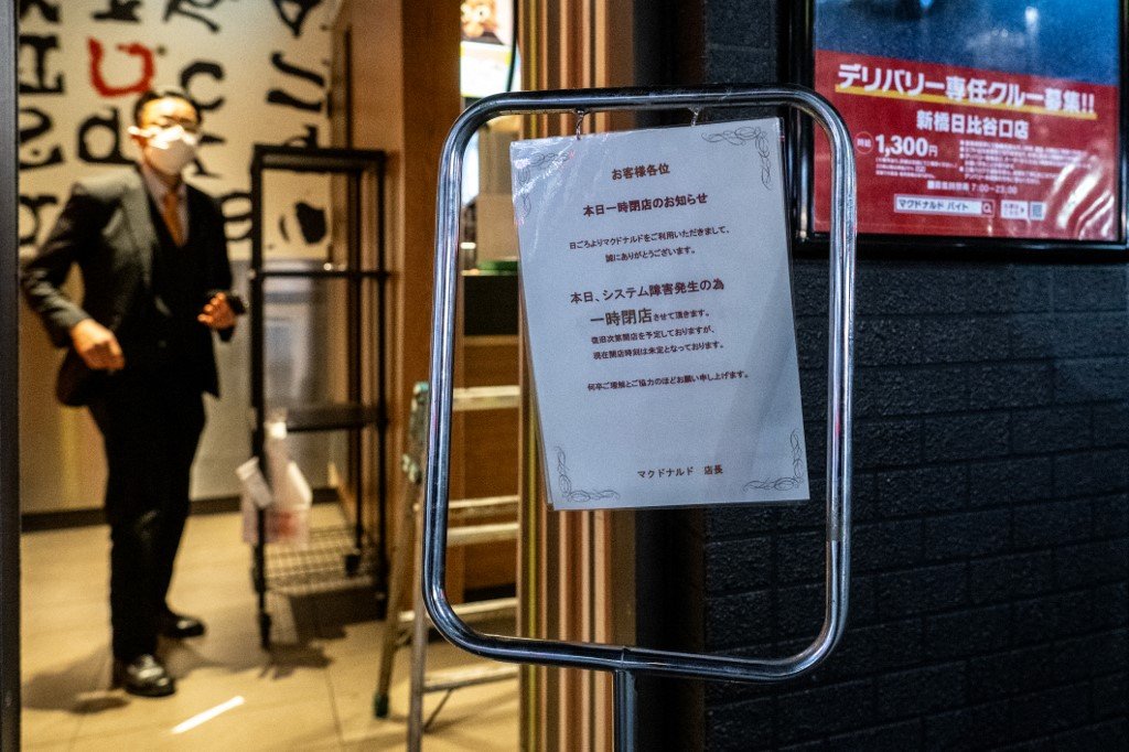 东京新桥区的一家麦当劳餐厅张贴了临时关店的通知。（图取自法新社）