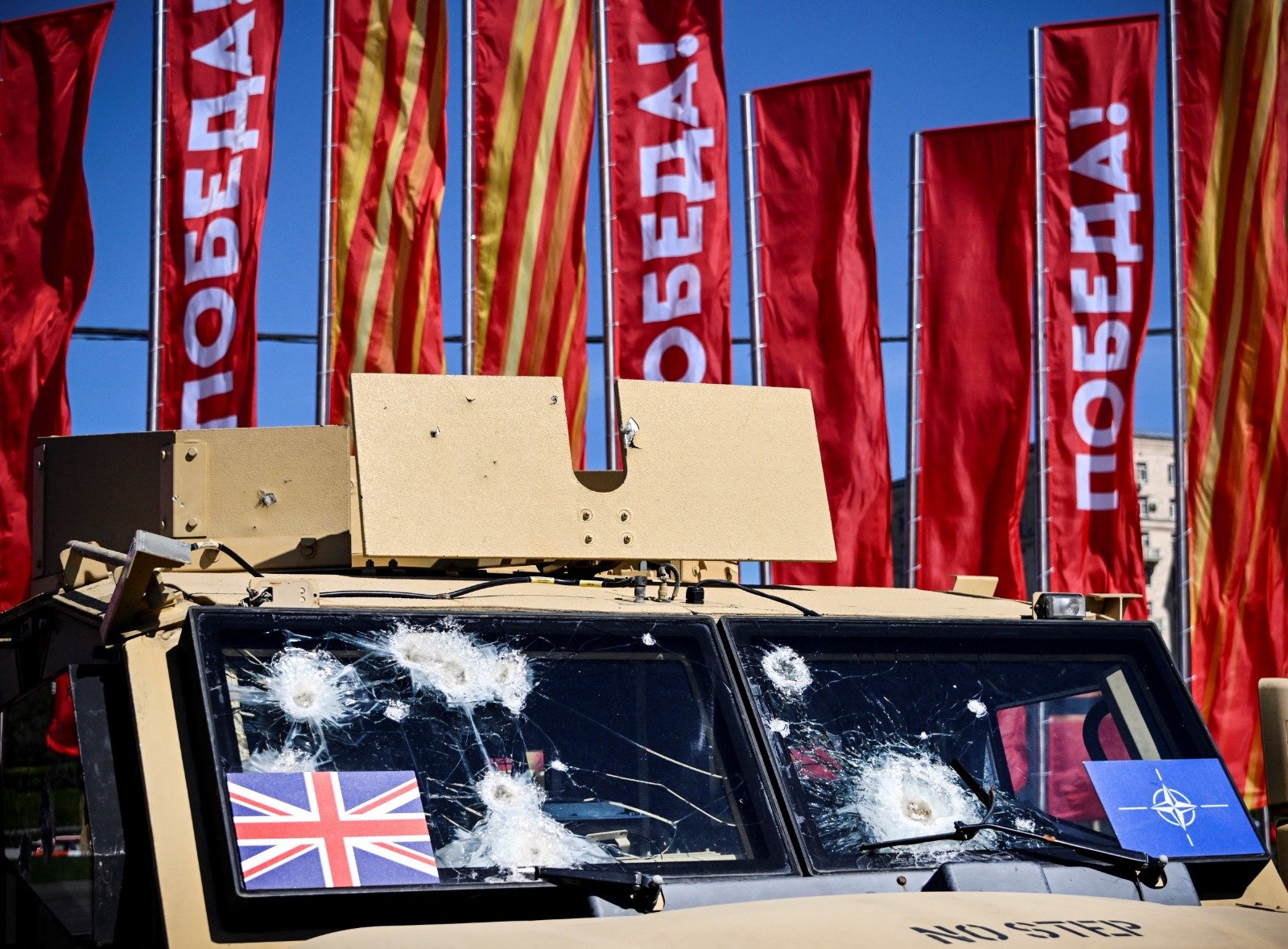 俄军缴获的英国哈士奇装甲运兵车，挡风玻璃上弹孔显示了战争的痕迹。（图取自法新社）
