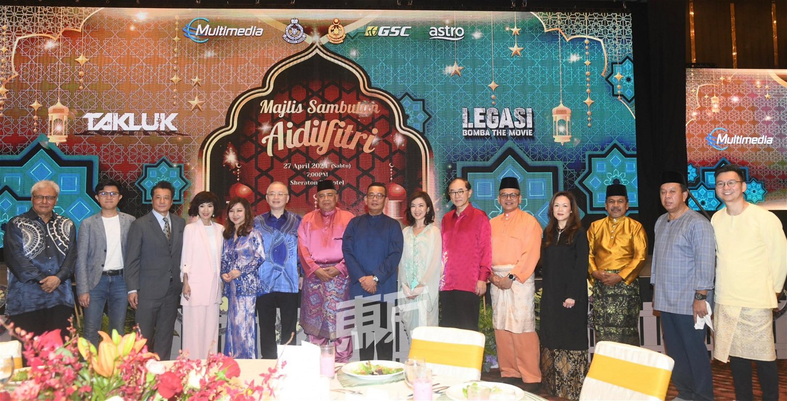 米雪也石修亦亮相Multimedia Entertainment的开斋节庆祝活动，左六为马华总会长拿督斯里魏家祥、左七为Multimedia集团主席丹斯里卡立阿布峇卡。
