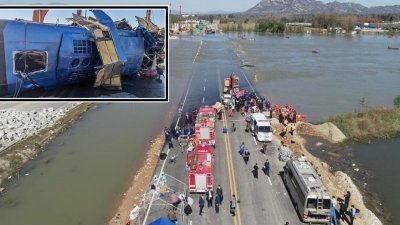 石家庄通勤巴士坠河已致2死　39获救12人失踪