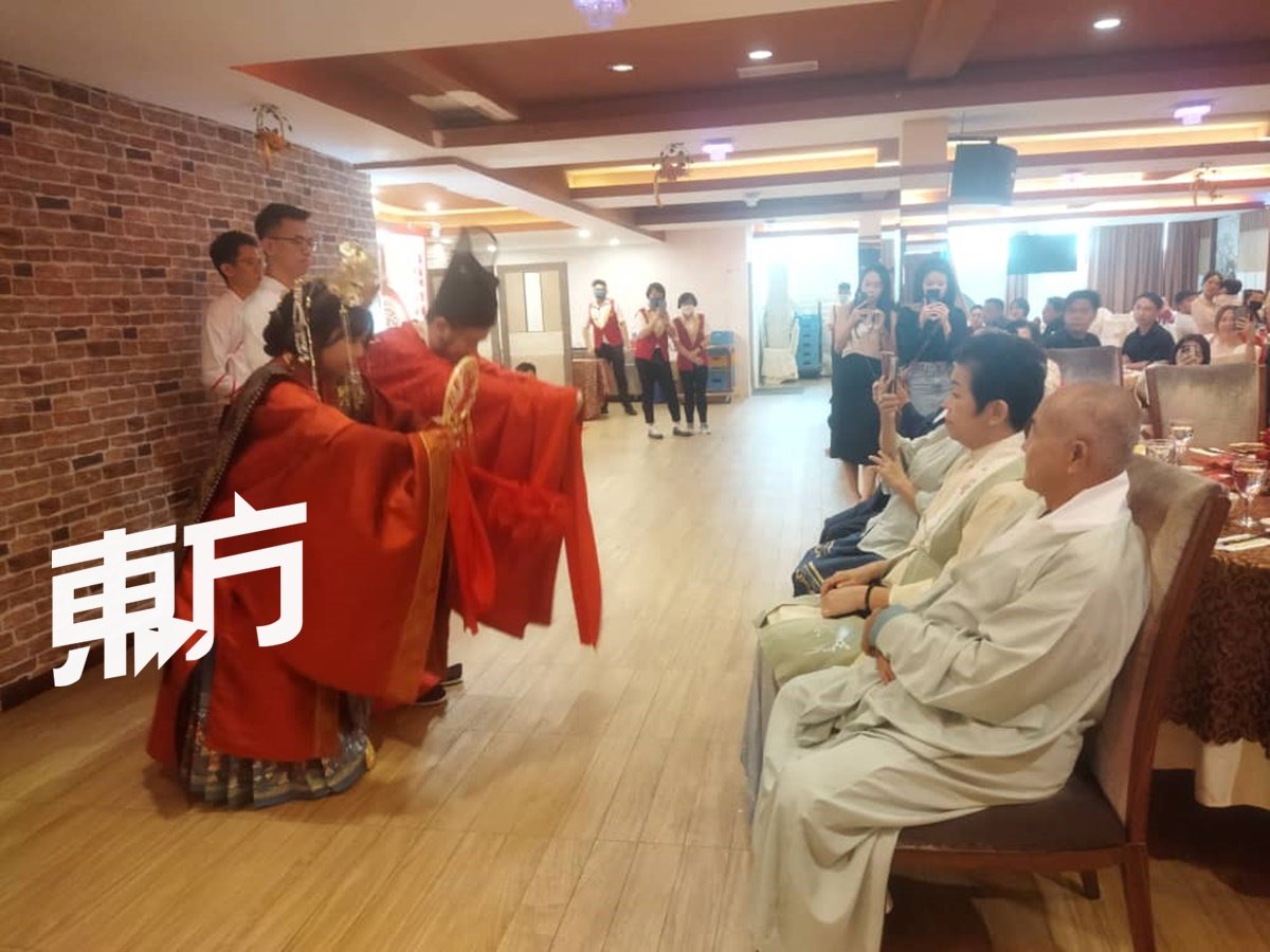 汉式证婚礼中，新人行传统拜天地、拜高堂及夫妻对拜礼。